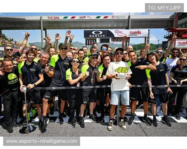 跨越时代的传奇聚首一张见证足球历史辉煌瞬间的合照